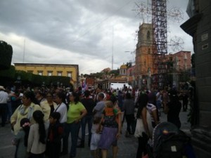 Crowds in the Jardin, the main plaza